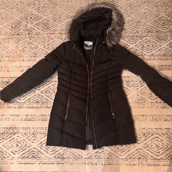 Jackets & Blazers - Women's Black Puffer Jacket with Faux Fur Hood